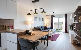 Stylish 2Bdr Apartment With Balcony- Free Garage
